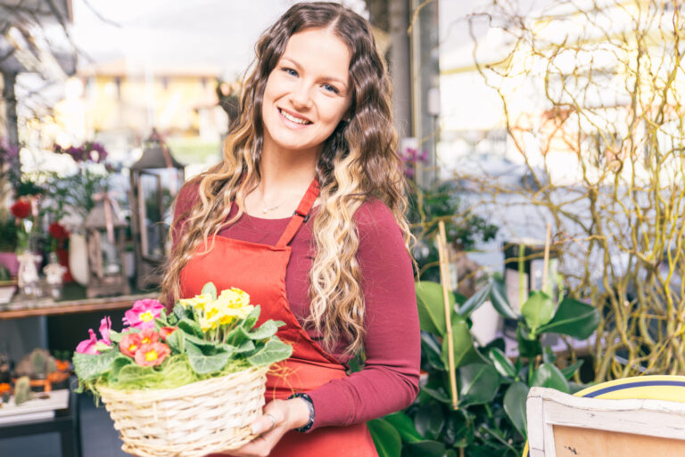 Photo d’une vitrine de fleuriste souriante - site internet commerce local